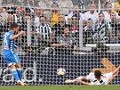 Útoník Neapole Dries Mertens stílí gól v utkání proti Juventusu.