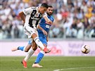 Cristiano Ronaldo z Juventusu (vpedu) stílí na bránu bhem utkání s Neapolí.