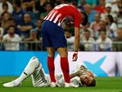 Obránce Realu Madrid Sergio Ramos leí na zemi po tvrdém hlavikovém souboji se...