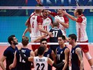 Volejbalisté Polska (vzadu) oslavují bhem zápasu s USA.