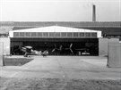 Jedna z hal Avie fotografovaná z továrního letit stejné firmy, vlevo ped...
