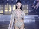 Velmi lechtivý glam look vdechl své kolekci návrhá Julien Macdonald. Vypjil...