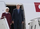 Turecký prezident Recep Tayyip Erdogan se svou manelkou Emine piletli do...