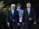 Nmecký prezident Frank-Walter Steinmeier (vlevo) a turecký prezident Recep...