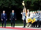 Nmecký prezident Frank-Walter Steinmeier (vlevo) a turecký prezident Recep...