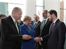 Nmecká kancléka Angela Merkelová se zdraví s tureckým ministrem financí...