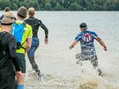 Trasy zvodu Spartan race v Lipn nad Vltavou zavedly astnky i do vody.