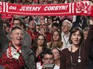 Podporovatelé éfa britských labourist Jeremyho Corbyna na výroní konferenci...