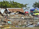 Série zemtesení zasáhla indonéský ostrov Sulawesi, vyvolalo asi dvoumetrovou...