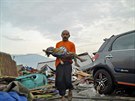 Série zemtesení zasáhla indonéský ostrov Sulawesi, vyvolalo asi dvoumetrovou...