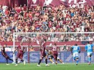 Andrea Belotti z FC Turín promuje penaltu proti Neapoli. v utkání italské...