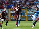 Lorenzo Insigne z Neapole stílí na bránu FC Turín v utkání italské ligy.