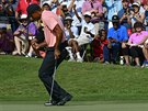 Tiger Woods jásá po eaglu na osmnácté jamce v prvním kole turnaje Tour...