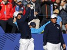 Bryson Dechambeau (vlevo) a Phil Mickelson z amerického týmu pi tréninku na...