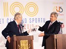Pedseda eské unie sportu Miroslav Jansta (vpravo) vnoval prezidentu Miloi...