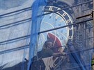 Pracovníci seizují zrestaurované ásti Staromstského orloje. Po msících...