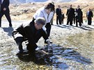 Jihokorejský prezident Mun e-in nabírá vodu z kráteru sopky Pektu v KLDR (20....