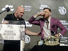 Conor McGregor pije provokativn alkohol ped zápasem v UFC ped soupeem...