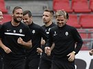 Fotbalisté FK Jablonec (uprosted kapitán Tomá Hübschman) si vera na tréninku...