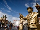 Stejné místo - Starom�stské nám�stí. Mu�i i �eny stojí nehnut� n�kolik hodin...