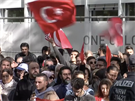 Tisíce píznivc Erdogana pily v ulicích Kolína navtívit tureckého prezidenta