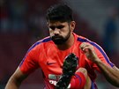 Diego Costa z Atlétika Madrid se rozcviuje.