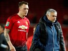 Phil Jones (vlevo) a trenér José Mourinho jsou zklamaní z poráky svého...