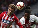 Antoine Griezmann (vlevo) z Atlétika v hlavikovém souboji s Rubenem Semedem z...