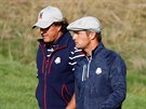 Ameriané Phil Mickelson (vlevo) a Bryson DeChambeau bhem tyhry v Ryder Cupu