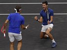 Roger Federer (vlevo) a Novak Djokovi se raduj bhem tyhry v Laver Cupu