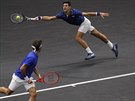 Roger Federer (vlevo) a Novak Djokovi bhem tyhry v Laver Cupu