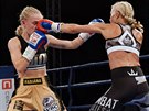 Boxerka Fabiána Bytyqi (vlevo) v souboji s Denise Castleovou z Velké Británie v...