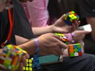 Sout� rychl�ch prst�: V Bostonu vyvrcholilo mistrovstv� ve skl�d�n� Rubikovy...