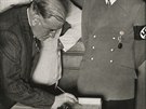 Demokracie pokoena totalitou. Adolf Hitler s Hermannem Göringem sledují podpis...