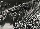 Adolf Hitler pehlíí poátkem íjna 1938 v Karlových Varech nastoupené útvary...
