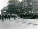 Okupaní vojsko doraziví v roce 1968 do ulice 28. íjna.