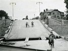 Zniený most za Novou radnicí v roce 1945.