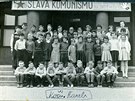 Zkladn kola v Holkovicch, pe se rok 1961 a opvuje komunismus.