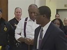 Billa Cosbyho odvádjí od soudu (Norristown, 25. záí 2018).