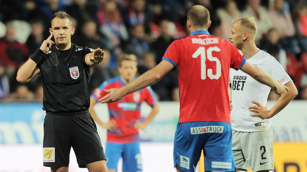 VYDR�TE, MÁM HOVOR. Fotbalový rozhod�í Pavel Julínek komunikuje s...