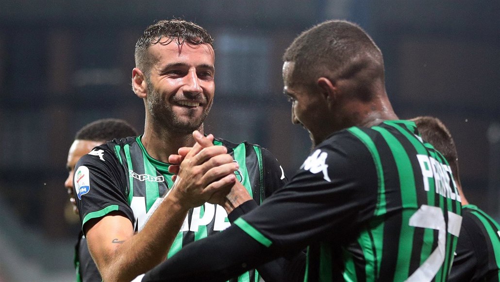 Gian Marco Ferrari (vlevo) a Kevin Prince Boateng oslavují trefu svého Sassuola...