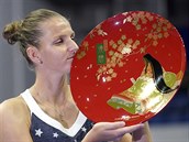 Karolna Plkov s trofej pro vtzku turnaje v Tokiu.