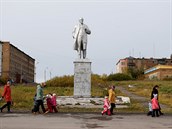 Skupina dt z matesk koly prochz kolem sochy Vladimra Lenina. (17. z...