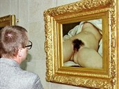 Návtvníci galerie si prohlíejí obraz Pvod svta od Gustava Courbeta.