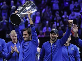 Roger Federer dr nad hlavou trofej pro vtze Laver Cupu.