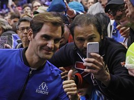 Roger Federer se fot s fanouky po vtzstv v Laver Cupu.