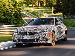 Maskovan BMW ady 3 pi testech na okruhu Nrburgring