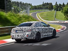 Maskovan BMW ady 3 pi testech na okruhu Nrburgring