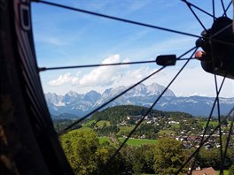 Wilder Kaiser, tentokrt pohled z lanovky na Hahnenkamm skrz zaven kolo