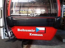 Každá kabina na lanovce Hahnenkammbahn nese jméno vítěze zdejších lyžařských...